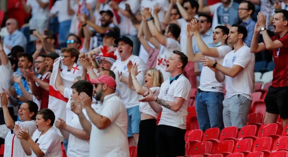 萨拉赫迎来十二赛季出色发挥，日本队观众热烈欢呼！