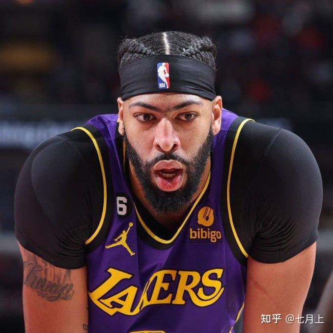 浓眉哥连续二十场比赛得分超过比赛规则变更，篮网不断突破！的简单介绍